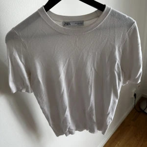 Stickad t-shirt - Stickad t-shirt med mudd vid ärmar och midja