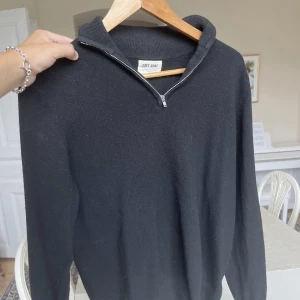 Kashmirtröja  - En svart half zip kashmirtröja ifrån soft goat! Använd i några månader men fortfarande bra skick Nypris 2495kr