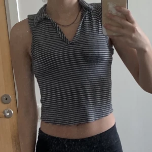 Linne - Grått och vitt randigt linne med krage. Storlek s från Livi by Olivia Rae