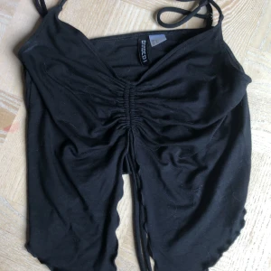 Linne/ topp - Snygg topp, ger mig cottagecore vibes :) har används ett tag men har inga defekter eller slitningar :D 