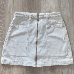 Jeans Kjol - Jättefin kjol till sommaren. Köpt förra sommaren på gina för 350 💕Liten fläck som man kan se på andra bilden, men kan försöka få bort den 