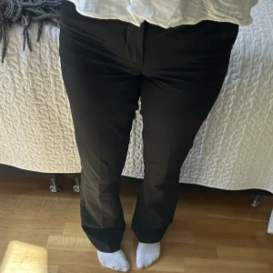 Kostymbyxor  - Säljer dessa jättefina ”Vilma” kostymbyxor från bik bok.🥰