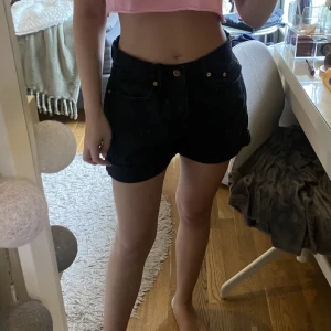 Shorts - Ett par svarta shorts i strl S. Säljer pga de för stora. Passar även m🤍