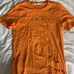 Orange T-shirt endast använd ett få tal gånger men lite skrynklig för har legat nerpackad. 