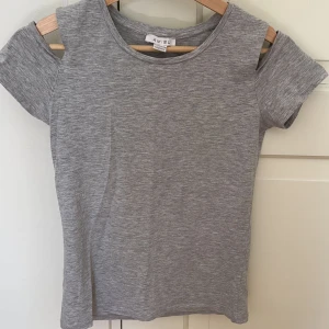 Tshirt  - En grå tshirt 