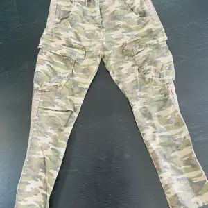 Coola Please jeans , Camo färger med fina detaljer som stena på fickor o färg stänk lite spridda över byxan, dyra i inköp! 1990kr.