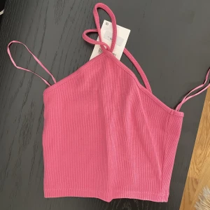2 helt nya LINNE ZARA - 2 helt nya super fina toppar med lappar kvar, ZARA! Säljes pga flytt 💓💓15kr/styck 