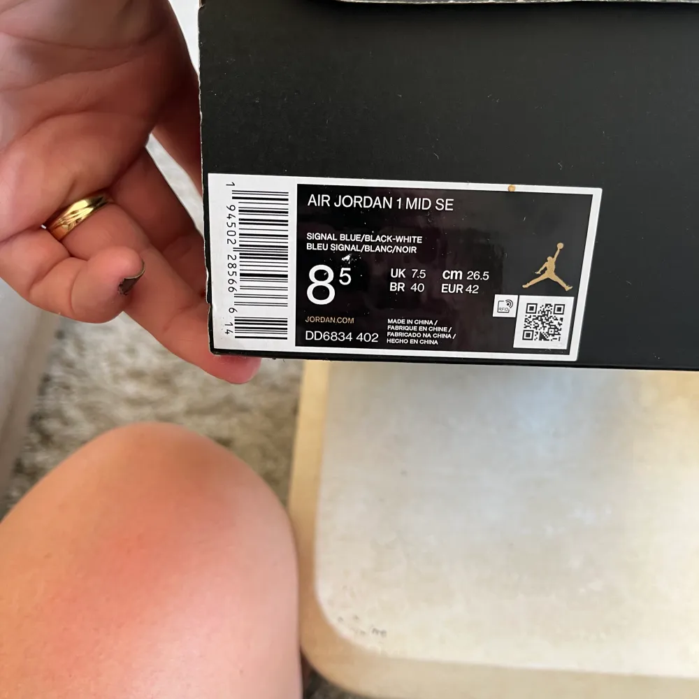 Säljer sonens fina Jordan 1 Mid signal blue som köptes för 2995 kr   Se bilder för storlek.  Kan tas med till Mullsjö/ Jönköpings hållet. Finns i Götene.  Mycket gott skick . Skor.