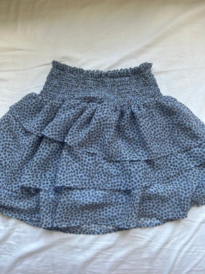 Kjol - Gullig kjol som är perfekt nu på sommaren och är såå snygg att styla😍rekommenderas