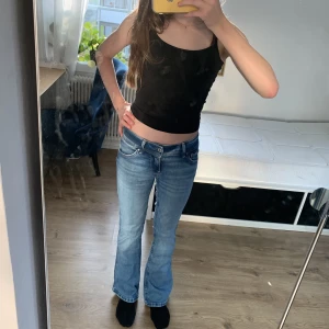 Pepe Jeans - Säljer helt slutsålda Pepe Jeans som tyvärr inte passar💘 Inköpta för 1100. Köpare står för frakt och budgivning startas om det är flera intresserade💕 (ljusare i verkligheten)