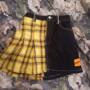 Kjol - Cool kjol från Bershka som endast har använts fåtal gånger. Säljer pga att den inte längre är min stil. Skriv om ni har fler frågor (pris kan diskuteras)