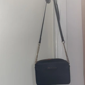 Michael Kors väska - Svart Michael kors väska💕.  Använt få gånger, säljer denna pga att jag inte använder den. Super bra skick, inte sliten eller några märken 👌  Pris : 150 Köpte denna för 300kr💕