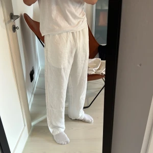 Vida linnebyxor weekday  - Vida linnebyxor från weekday. Sparsamt använda. Endast två ytterst små fläckar (markerade) som knappt ens är synliga på bild. Annars är dom i fint skick. 