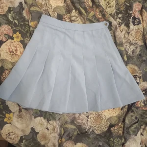 Tennis skirt - Jättefin blå tenniskjol från H&M, endast använd en gång. Dragkedjan på sidan är trasig men den går säkert att fixa. Priset kan diskuteras.  Skriv om du vill ha fler bilder eller har några frågor🤍