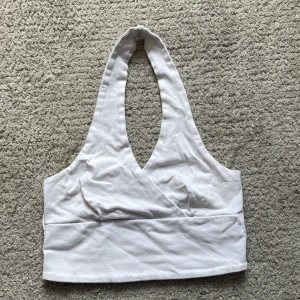 Vit halter topp - Använd få gången sitter väldigt fint på (sicka privat om du vill se den på) är xxs men passar xs och s