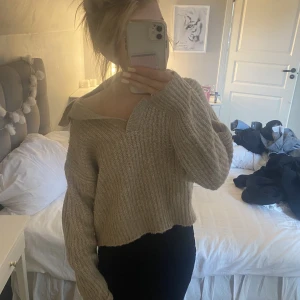 Stickad tröja  - Ifrån Gina tricot, jättefin och använd ett fåtal ggr. Skriv för fler bilder eller om du har några funderingar!💕