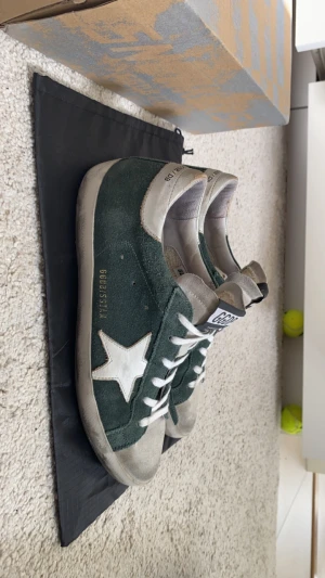Golden Goose - Säljer mina golden goose jag köpt på Plick aldrig använt dom. box och dustbag medföljer. Kan gå ner i pris vid snabb affär. modellen ska vara sliten så luras inte av det.