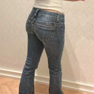 Low waist flare mörkblåa jeans, vintage 2000-tal. Om man är lite kortare så är dom här jeansen för dig! Bra passform och i mode. Innerbenslängden är 75cm och midjemåttet är 82. 🥰