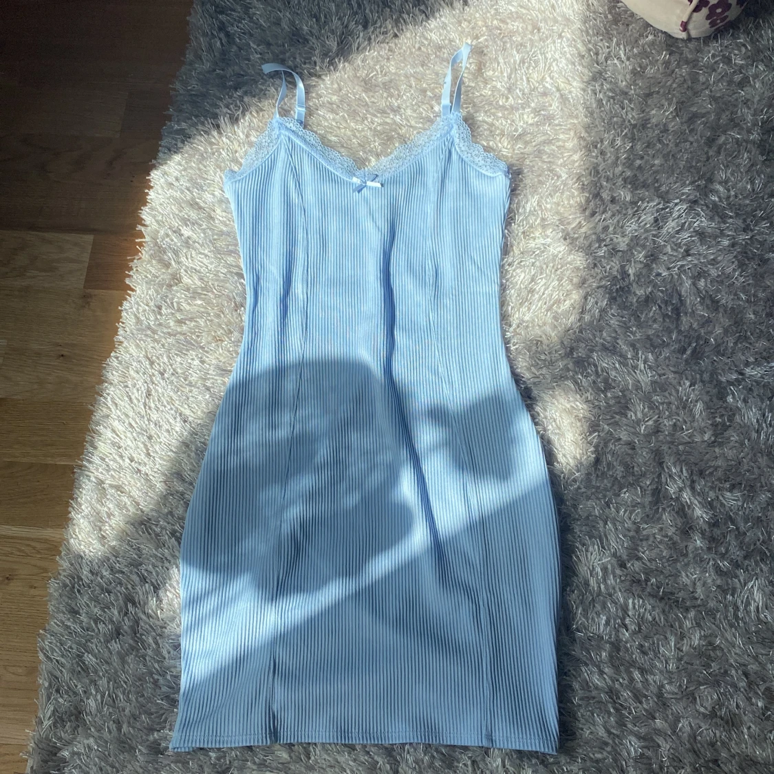 Oanvänd blå klänning