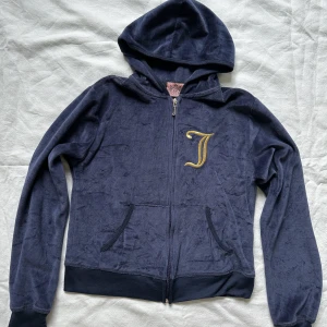 Juicy couture  - Blå juicy couture jacka med tryck på både fram och baksidan 