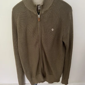 Morris full zip kofta - Hej! Jag säljer min icke använda Morris kofta. Den är i storlek L och sitter väldigt bra och är väldigt bekväm. 