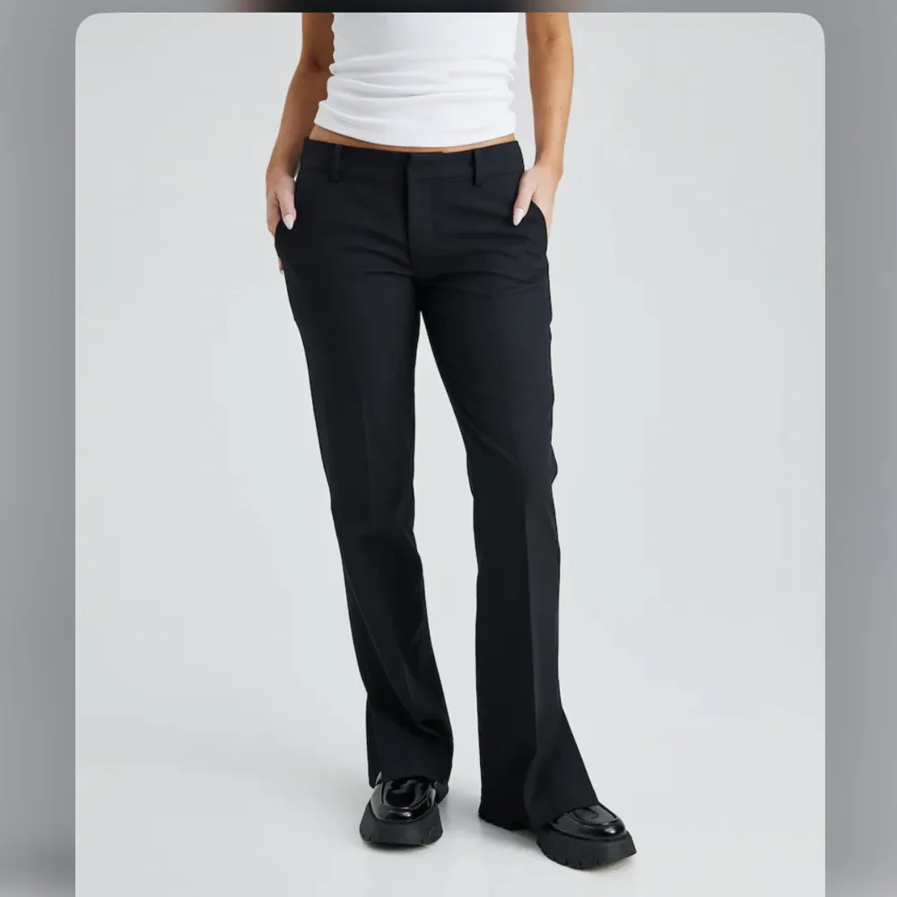 Lägger ut dessa kostymbyxor igen pågrund av oseriös köpare. Det är vera modellen!🫶🏼. Jeans & Byxor.