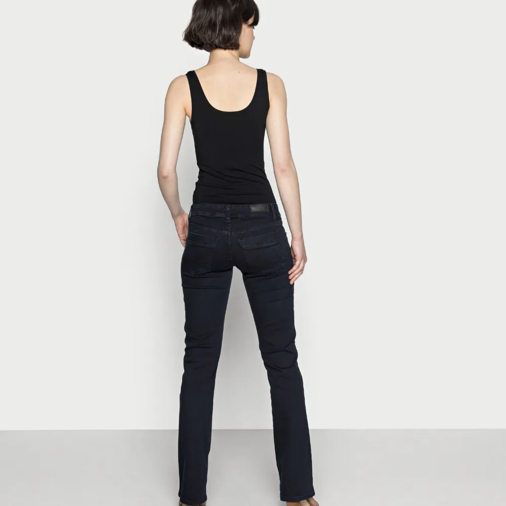 Säljer de här lågmidjade ltb jeansen i modellen valerie. De är supersnygga och stretchiga. De är helt slutsålda överallt, och är i väldigt bra skick . Jeans & Byxor.