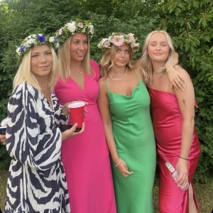 Satin klänning  - Tänkte sälja min midsommarklänning från Gina då jag inte hittar nå fler tillfällen att ha den, det är en kort slits på båda sidorna och den är storlek 36. Har inget fast pris så det är bara att komma med förslag 