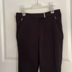 Svarta kostymbyxor  - Svarta kostymbyxor från HM. Storlek 36
