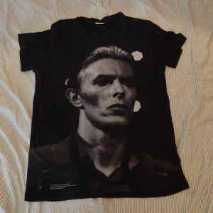 David Bowie tshirt - David Bowie tisha. I bra skick. Skön och bra kvalite.