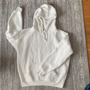 Bikbok Hoodie - Hoodie ifrån BikBok. Storlek S i förgen vit. Använd otroligt fåtal gånger