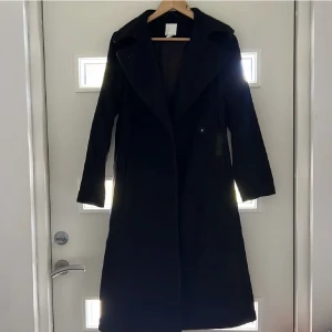 Kappa - Svart kappa från hm, helt ny och oanvänd. Nypris 799. Mitt pris 400kr. Strl 32 men passar även 34 beroende på hur man vill att den ska sitta💗