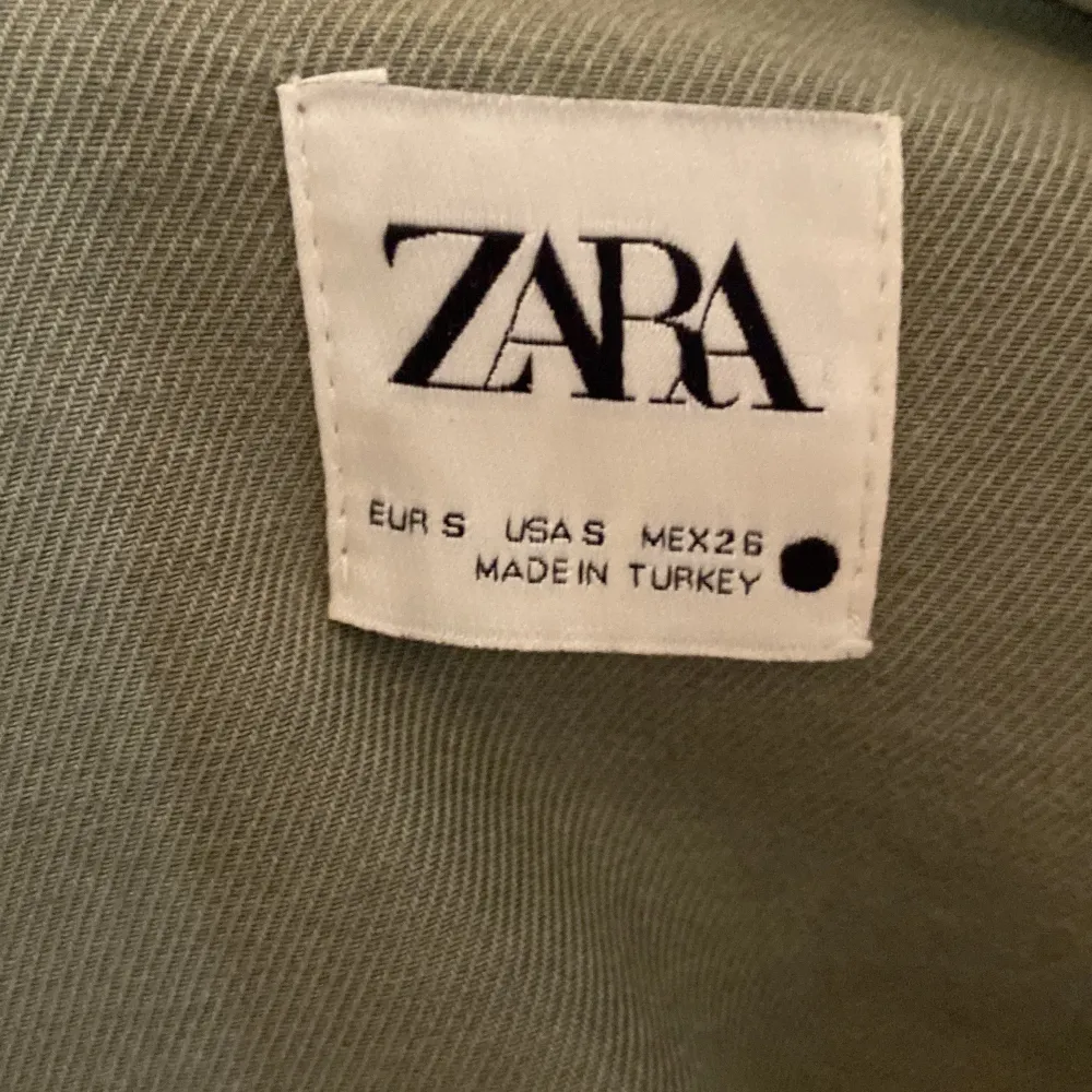 En militär grön ”jeans” jacka från zara köpt för ca 5-7 år sedan. Bra skick. Limmat på en textil stjärna för länge sedan med textilim. . Jackor.