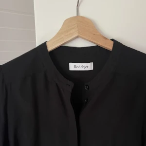 Rodebjer blus - Blus från rodebjer i storlek XS men passar även S och ev m. Så fin blus, bra kvalitet och sitter så fint🥰🩷