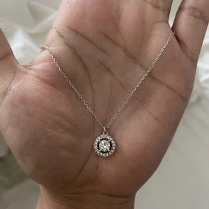 Lily and rose  - Lily and rose halsband i nyskick aldrig använt.