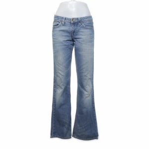 Lågmidjade jeans  - Lågmidjade jeans i fin tvätt och lätt utsvängda, köpta på Sellpy men var tyvär för stora. midjemått: 40cm innerbensläng: 84