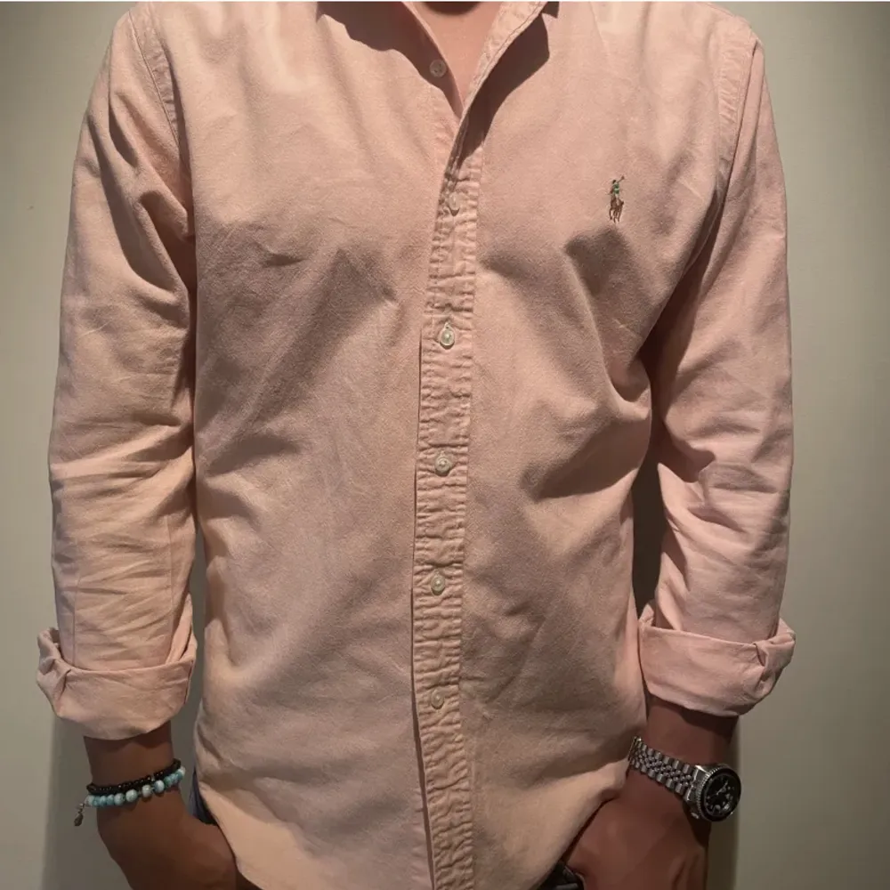 Säljer nu min rosa Ralph lauren skjorta i storlek S till ett väldigt bra pris av 399kr (original pris 1400kr) vid frågor eller någon undring kring skjortan är det bara att skicka ett pm, byten kan vara intressant.. Skjortor.