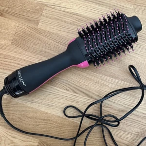 Revlon värmeborste - Säljer min REVLON VÄRMEBORSTE 💖💖 Använd 3 gånger. Bra alternativ för fint fönat hår istället för en dyson airwrap! Säljer för att jag har två stycken 