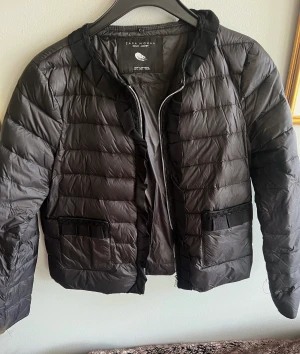 Dunjacka Zara - Svart dunjacka från Zara. Köpt 2022. Inga skador, jättebra skick! Storlek L men väldigt liten i storlek, passar mig som är 165 cm.  Äkta dun