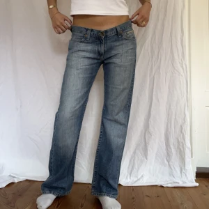 Lågmidjade utsvängda jeans  - Midjemått-  41cm  (rätt över)  Inerbenslängd -76cm  Jag är 170 på bilderna! Inga defekter!  Du kan använda KÖP NU💕