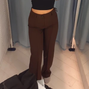 Kostymbyxor pull and bear - Superfina bruna kostymbyxor från oull and bear som tyvärr är lite små på mig