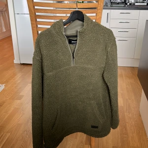 Fleecetröja - Köpt från pull&bear! Knappt använd 