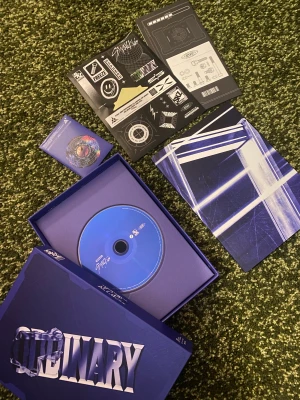 Album- Straykids  - (TRYCK INTE PÅ KÖP NU) säljer ett Ordinary album av kpop gruppen Straykids i väldigt bra skick✨👌 det följer även med en större poster så om du är intresserade så kan jag skicka en bild på den privat. köparen står för frakten. Kontakta mig om du vill köpa💌