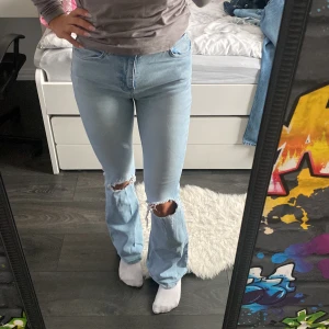 Bootcut jeans  - Jeans från Gina tricot med hål på knäna, sitter jättebra 