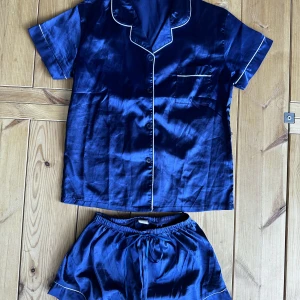 Pyjamas - Köpt på shein, endast använd en gång! Köparen står för frakten ♥️ Passar även en xs & en m