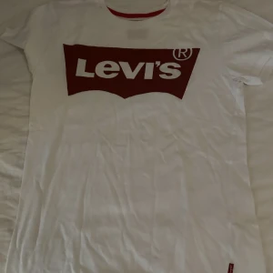 Levis tröjor - Säljer dessa två levis tröjor, 100kr för båda och 50kr för en.
