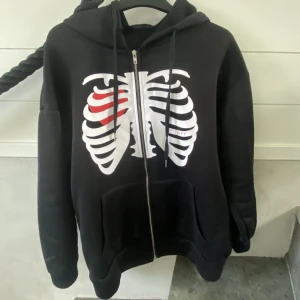 Zipup hoodie - Skeletttröja köpt på shein för två år sen. Köpt för ca 200kr. Köparen står för frakt. Storlek M, men är lite liten i storleken. Passar xs-m. Använd enstaka gång. Tvättas innan den skickas! Säljs då jag inte har använt den sen jag köpte den. 