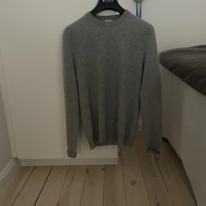 Filippa K tröja - En skön tröja från Filippa K, passar perfekt nu inför hösten! Fin grå färg i Storlek S men kan också passa M.  Inte använt så mycket, inga hål eller något, nypriset på denna ligger på 1700kr. Köptes förra året i NK. Skriv vid intresse.