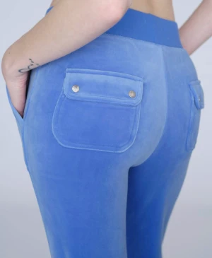 Juicy Couture byxor regatta - Juicy cotoure byxor I färgen regatta. Bra skick Använd bara några gånger mörkare I verkligheten skriv för fler Bilder. Pris kan diskuteras.  Säljer eftersom de passar inte. Köpt för 1200kr