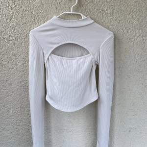 Långärmad tröja med en ”urklippning”. Endast testad. Säljer då den inte kommer till användning. I mycket bra skick’